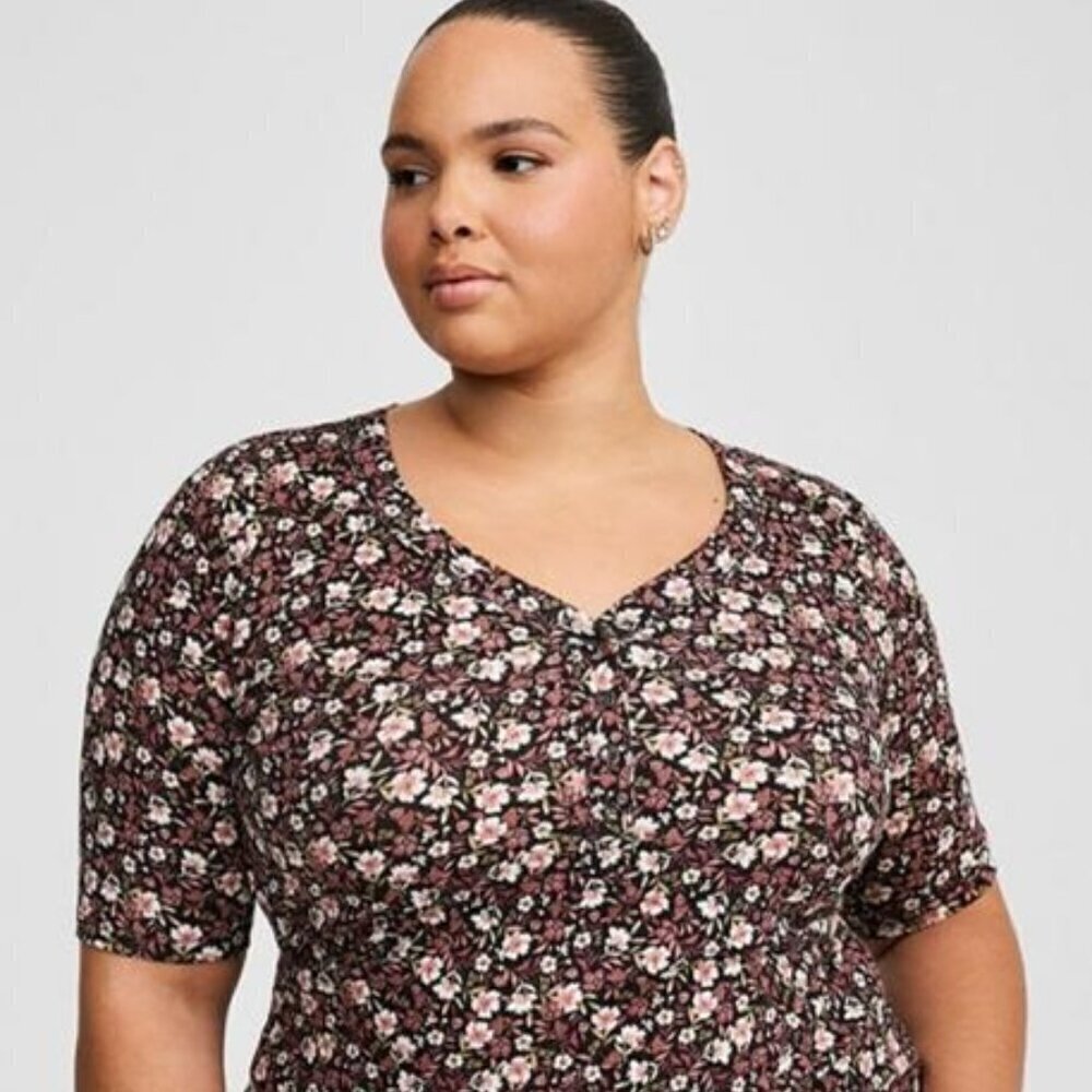 Torrid - Ribbed Curved Henley Elbow Sleeve Top in Dasha Ditsy Floral Dee…